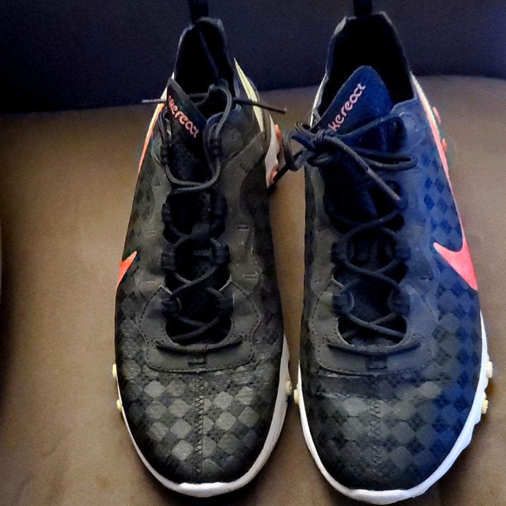 Mens black crimson Nike element 55 sneakers